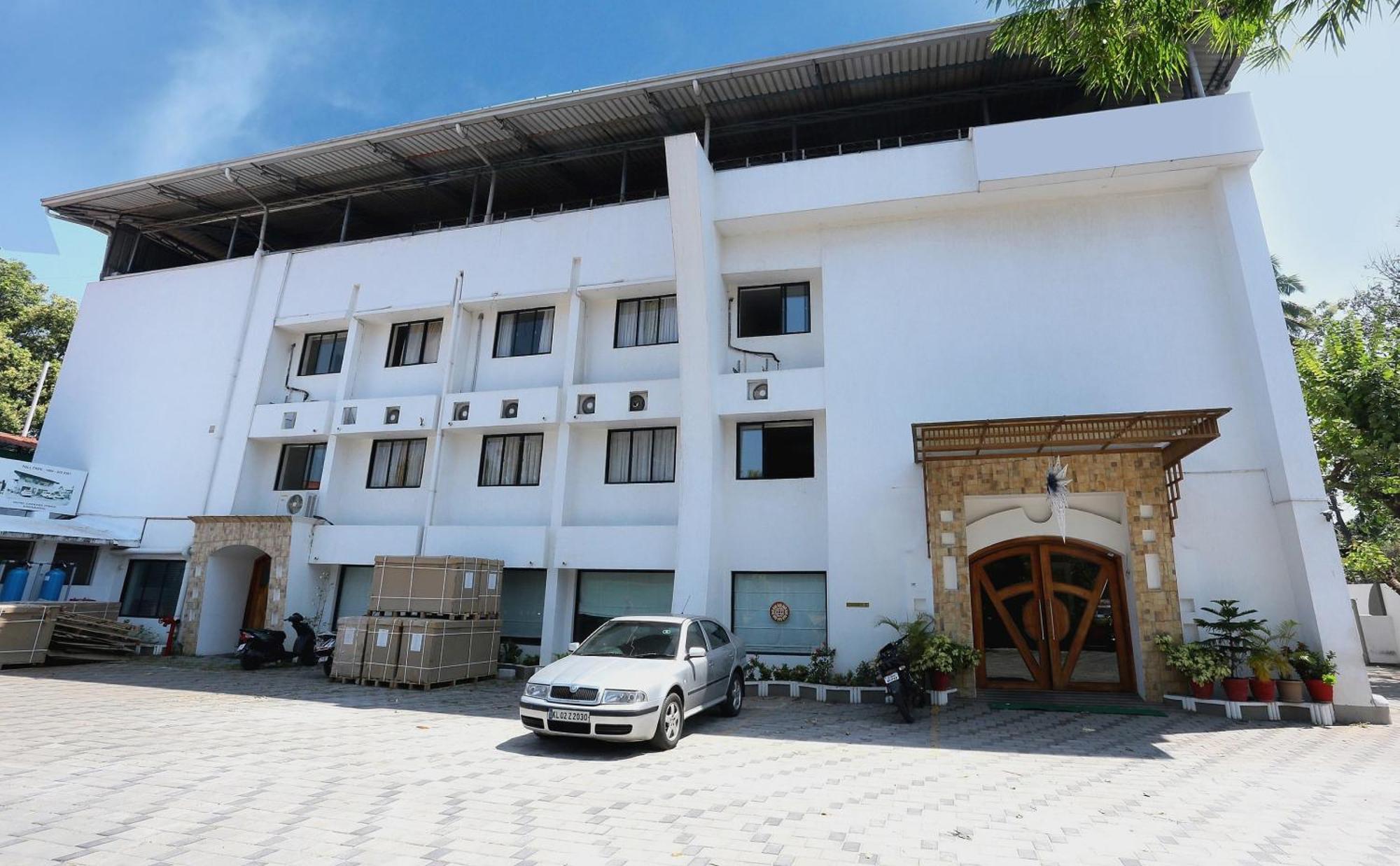 Super Townhouse Dona Castle Hotel Kollam Exterior photo