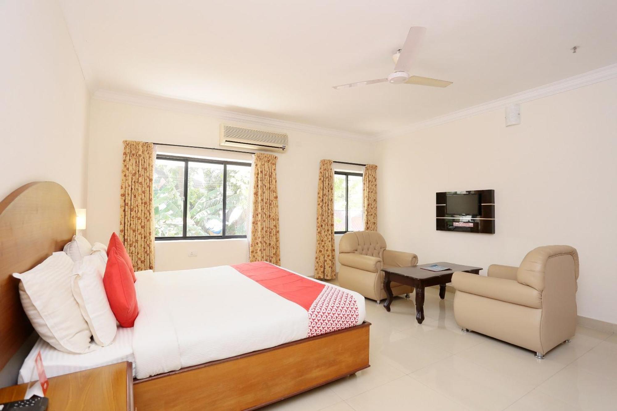 Super Townhouse Dona Castle Hotel Kollam Exterior photo