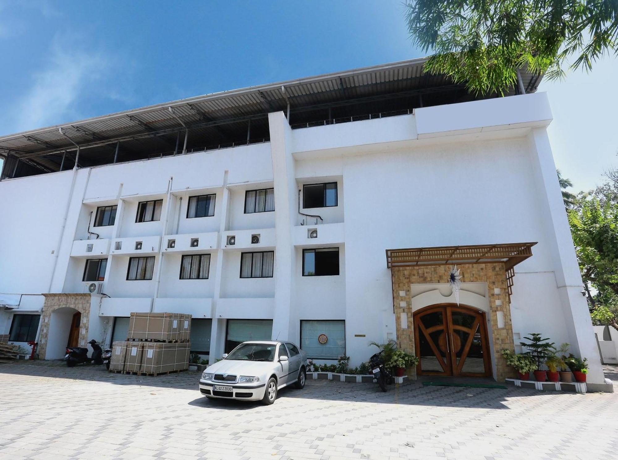 Super Townhouse Dona Castle Hotel Kollam Exterior photo